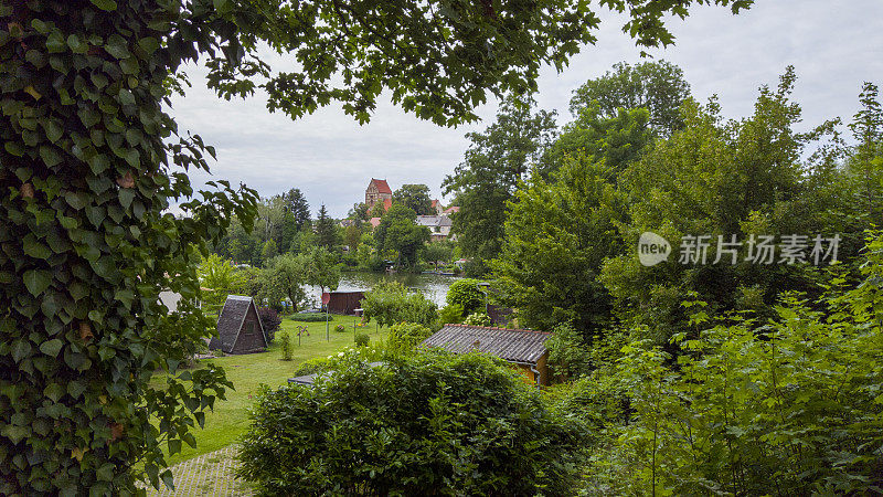 费尔德伯格附近的Lychen Uckermark看到圣约翰教堂的风景